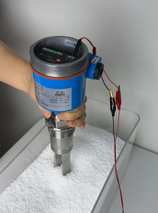Fork-11 detects bulk densities as low as 8 kg/m³, outperforming Soliphant FTM51’s 10 kg/m³ minimum Fork-11: Superior Vibronic Level Switch for Urea Hoppers