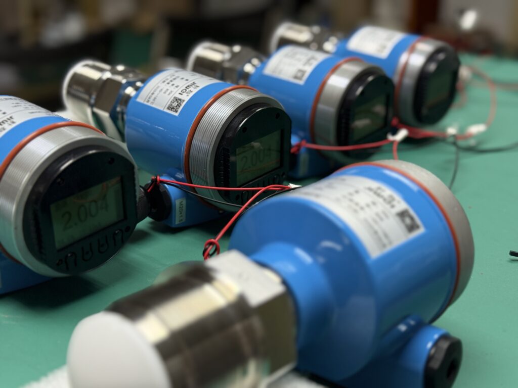 Radar level meters Study on the Impact of Steam, Dust, and Bubble Environments on Radar Level Meter Range Performance