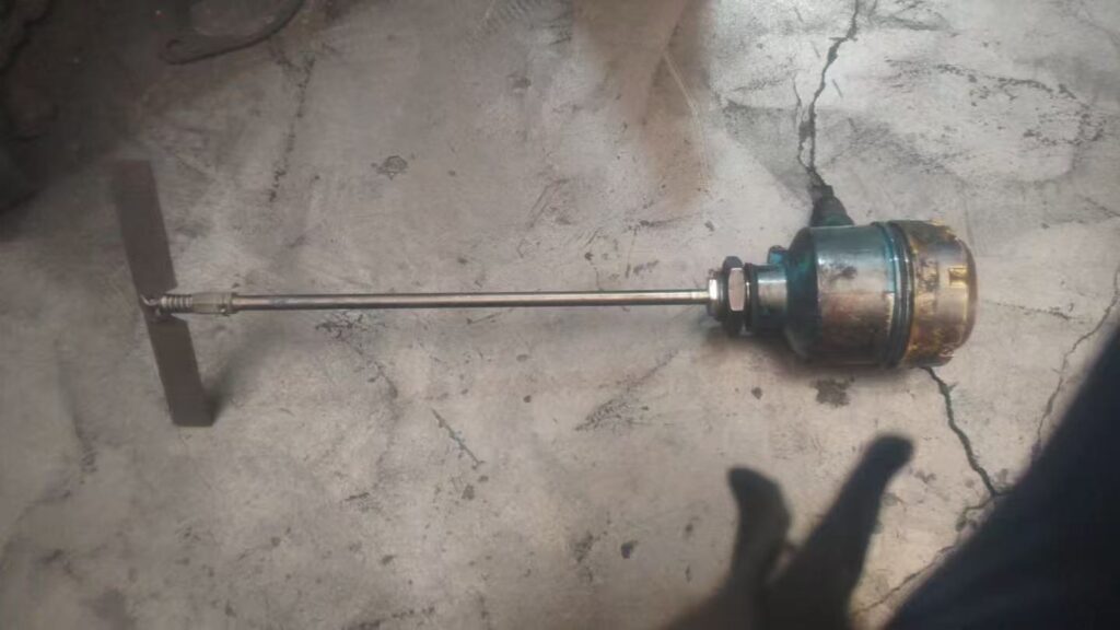 Extreme Dust Protection: Jiwei Spin-11 Rotary Paddle Level Switch Achieves “Zero Intrusion” in Carbon Black Silos