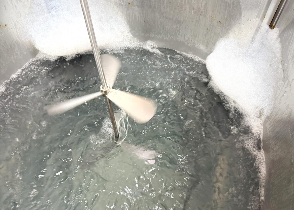 Conquering High Temperature, Steam & Agitation Interference: JWrada-35 80GHz Radar Level Transmitter Ensures Precision in Petrochemical Reactors