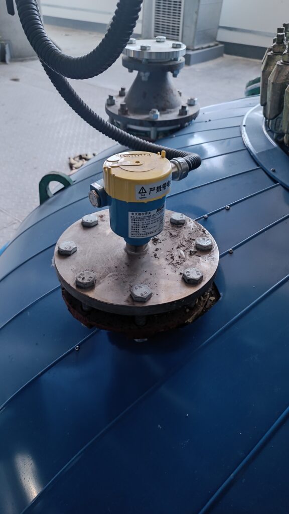 Reactor Level Control Case Study | Jiwei Ring-11 Vibrating Fork Level Switch in Complex Reaction Conditions