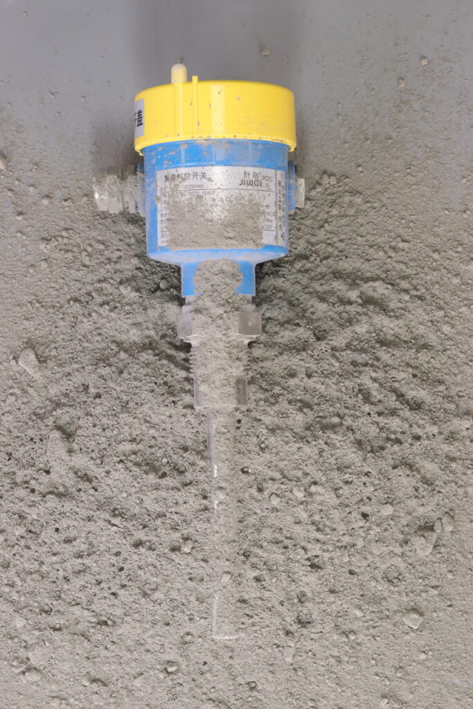 Case Study: Jiwei Vibrating Rod Level Switch at Duracell Battery Factory – Reliable Measurement in High Dust & High Viscosity Stirred Tanks