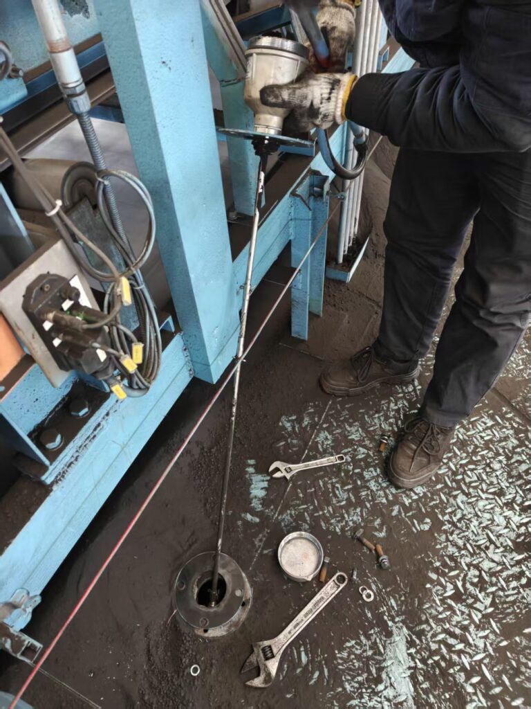 Case Study: Jiwei Vibrating Rod Level Switch at Duracell Battery Factory – Reliable Measurement in High Dust & High Viscosity Stirred Tanks