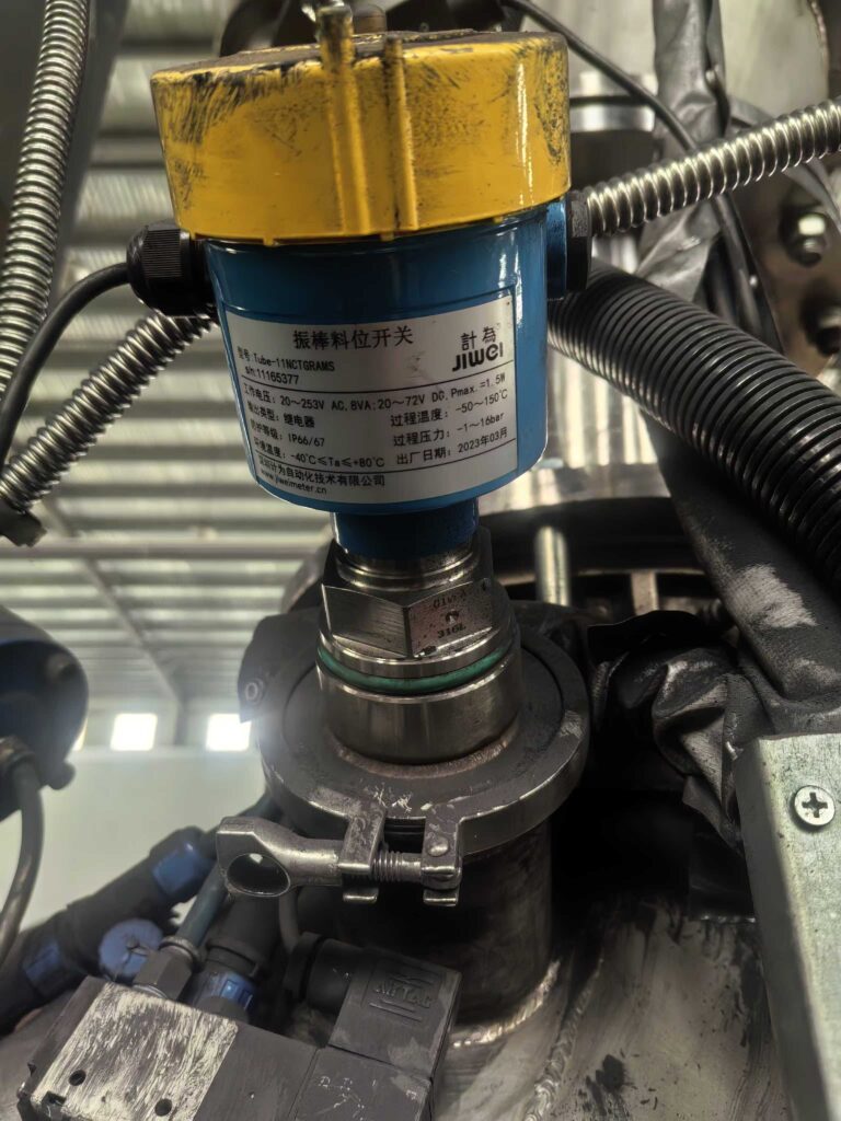 Anode Material Level Measurement Solution | Jiwei Dual-Rod Vibrating Level Switch for Graphite and Silicon-Carbon Silos