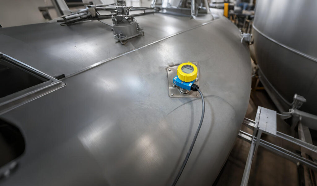 How JWrada®-35 Radar Level Meter Ensures Reliable Level Measurement in Reflux Accumulator Drums