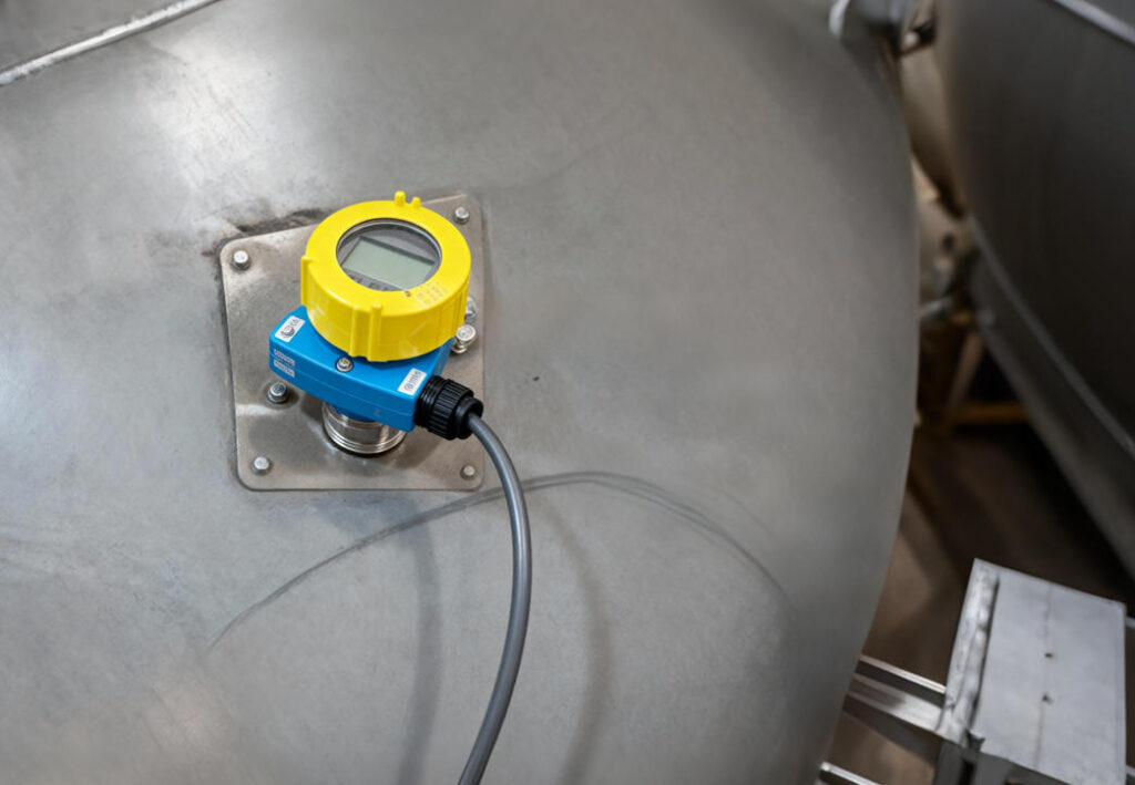How JWrada®-35 Radar Level Meter Ensures Reliable Level Measurement in Reflux Accumulator Drums