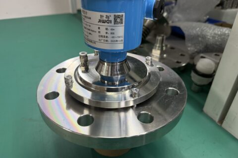 Application and Benefits of Swivel Mounting Flanges in Radar Level Meter Installation