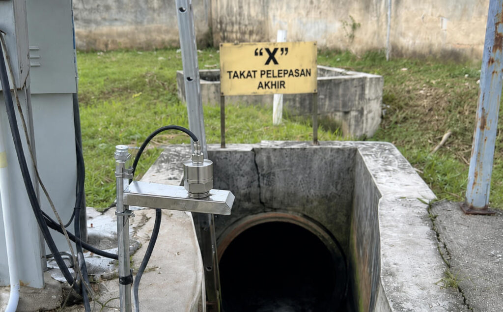 JWrada-23 Radar Level Meter Installation: Bracket-Mounted Setup for Rapid On-Site Parameter Configuration Malaysia Water Management Project — JWrada-23 Radar Level Meter in Final Discharge Water Level Measurement