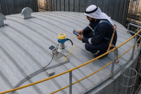 Oil Storage Tank Projects: JWrada® 80GHz Radar Level Transmitters for Middle East Refineries