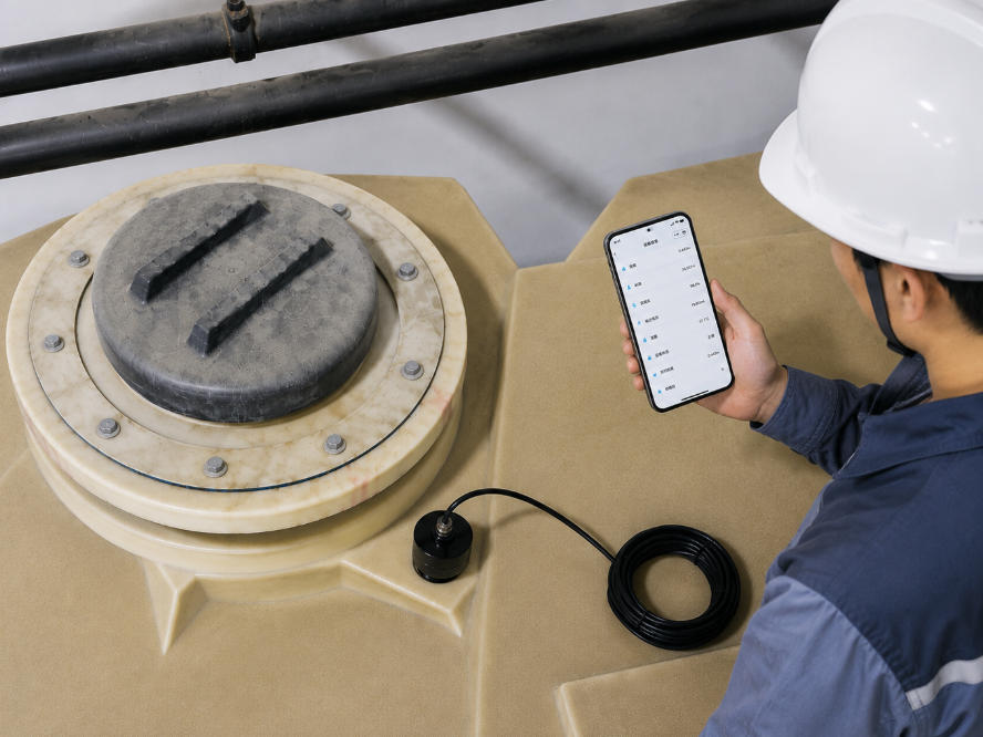 Application of JWrada® MINI 80GHz Radar Level Transmitter in Small Sealed Storage Tanks